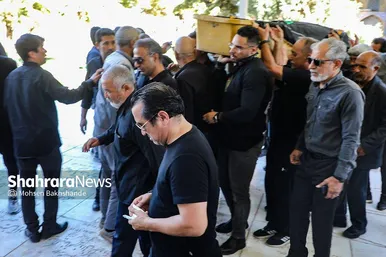 عکس‌هایی از تشییع پیکر پدر خداداد عزیزی در مشهد