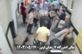 ویدئو | لحظه ورود تعدادی از زندانیان امنیتی به سالن اندرزگاه شماره ۷ زندان اوین