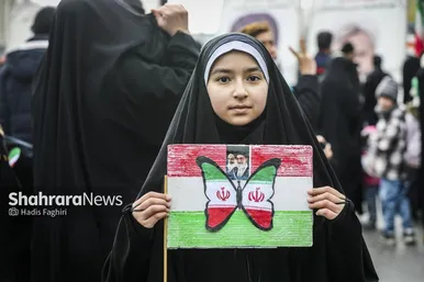 گزارش تصویری |نسل امروز، قلم به دست؛ راهپیمایی ۲۲ بهمن به روایت دست‌های کوچک و آرزوهای بزرگ