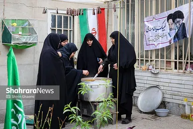 گزارش تصویری | بانوان مشهدی برای مردم حاضر در خیابان ها غذای نذری می پزند