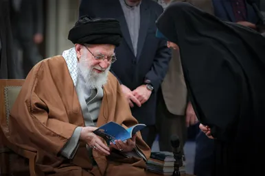 دیدار جمعی از شاعران و اهالی فرهنگ و ادب فارسی با رهبر انقلاب
