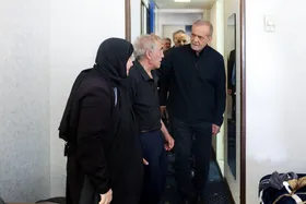 ویدئو | پزشکیان با جمعی از خانواده&zwnj;های آسیب دیده در جنگ ۱۲روزه دیدار کرد (۲۳ تیر ۱۴۰۴)