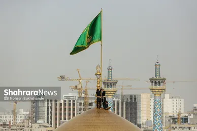 تعویض پرچم گنبد و پوش ضریح امام رضا(ع)