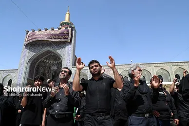 عکس| عزاداری زائران حرم مطهر رضوی در ظهر عاشورا