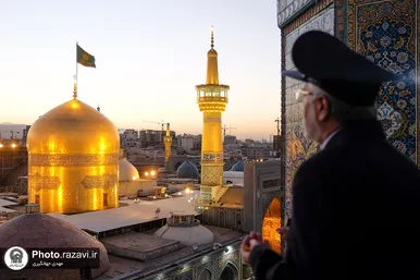 تعویض پرچم گنبد و پوش ضریح مطهر حرم رضوی همزمان با سوم ربیع الاول