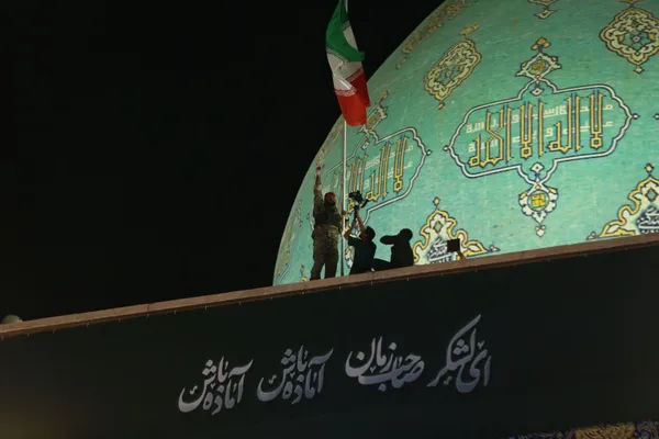 برافراشته شدن پرچم ایران در مسجد جمکران + تصاویر