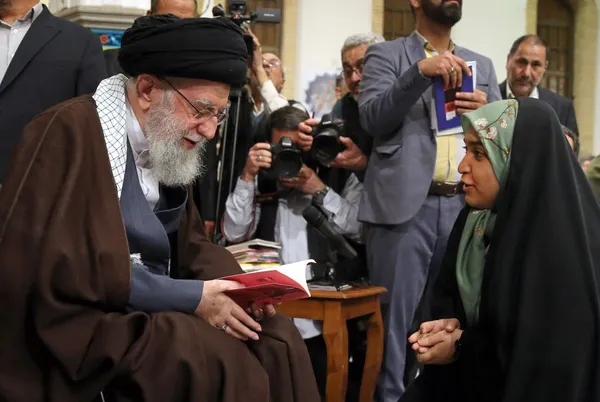 دیدار شاعران با رهبر انقلاب برگزار شد | آیت الله خامنه‌ای: شعر فارسی در جنگ رسانه ای، کم‌نظیر و قدرتمند است + فیلم و عکس