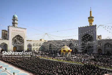 گزارش تصویری | تعویض پرچم گنبد حرم مطهر رضوی به مناسبت میلاد امام رضا(ع)