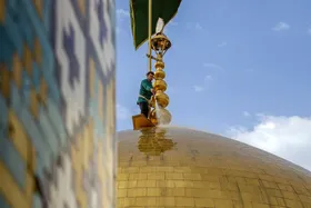 آغاز عملیات غبارروبی و شست&zwnj;وشوی گنبد حرم مطهر امام&zwnj;رضا(ع) در آستانه نوروز ۱۴۰۴