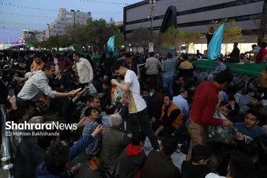 عکس| سفره افطار ۶ کیلومتری مشهدی‌ها در شب میلاد امام حسن مجتبی(ع)
