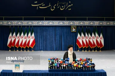 عکس‌هایی از حضور رهبر معظم انقلاب در شعبه اخذ رأی چهاردهمین انتخابات ریاست‌جمهوری