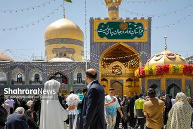 گزارش تصویری | تعویض پرچم گنبد حرم مطهر رضوی به مناسبت میلاد امام رضا(ع)