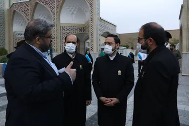 عکس‌هایی از شهید مالک رحمتی در حرم امام‌رضا(ع)