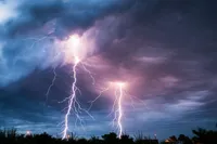 ویدئو| برخورد صاعقه با پایه برق در جده عربستان