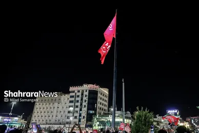 گزارش تصویری | اهتزاز پرچم سرخ «یا لثارات الحسین (ع)» در مسیر تشییع پیکر قائد شهید امت در مشهد