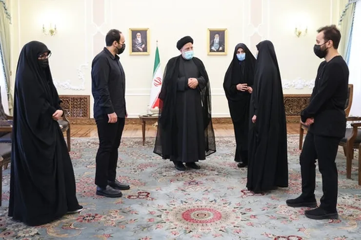 رییس جمهور در دیدار با خانواده شهید سلیمانی: دشمنان می‌خواهند جای جلاد و شهید را عوض کنند