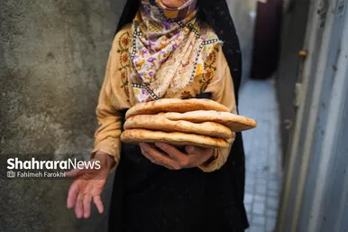 روحانی نا‌ن‌ها را به فرد نیازمند تحویل می‌دهد