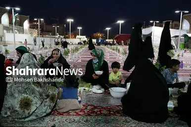 توزیع افطاری در باب الکاظم حرم مطهر امام رضا(ع)