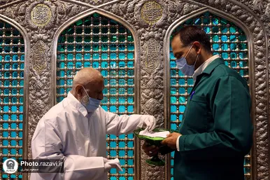 غبارروبی ضریح مطهر رضوی به مناسبت دهه کرامت