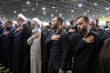 عکس‌هایی از اقامه نماز رهبر انقلاب بر پیکر مجاهد بزرگ شهید اسماعیل هنیه