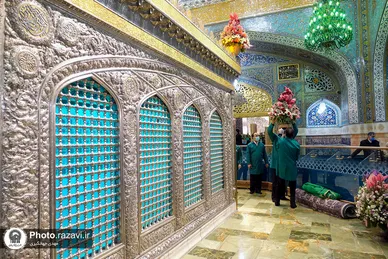 تعویض پرچم گنبد و پوش ضریح مطهر حرم رضوی همزمان با سوم ربیع الاول