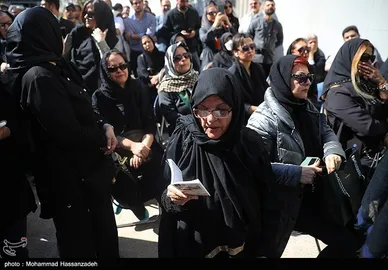 عکس‌هایی از تشییع پیکر رضا داودنژاد
