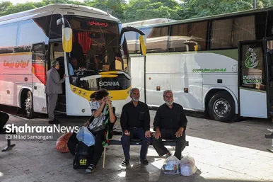 بازگشت زائران پیاده از طریق پایانه مسافربری مشهد در روز پایانی صفر