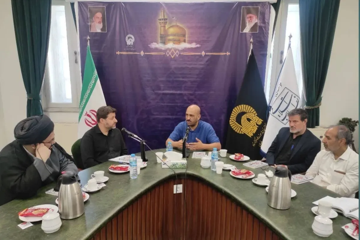 رونمایی از کتاب «زندگی اینجاست»؛ روایت‌هایی از زندگی آیت‌الله سید جواد خامنه‌ای(ره) در حرم رضوی