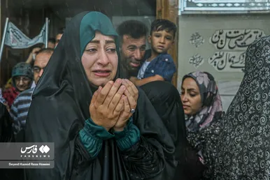 دعا و نیایش زائران زیر باران شدید در حرم امام رضا(ع)