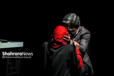 گزارش تصویری | نمایش «مردی مقابل فرزندانش»