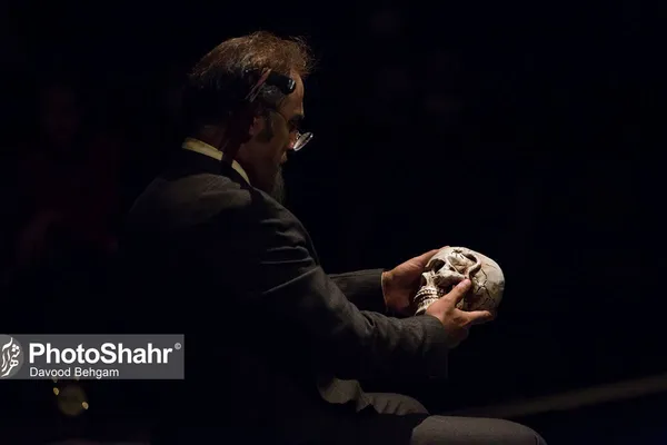 نقدی بر تئاتر «پایان پیش‌خدمت» به‌کارگردانی محمد خوش‌خلق | فرم، پررنگ‌تر از محتوا