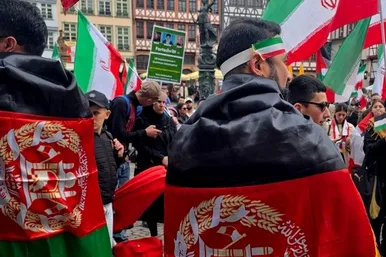 گزارش تصویری | افغانستانی‌ها و ایرانی‌ها زیر یک پرچم در سنگر خیابان‌های فرانکفورت