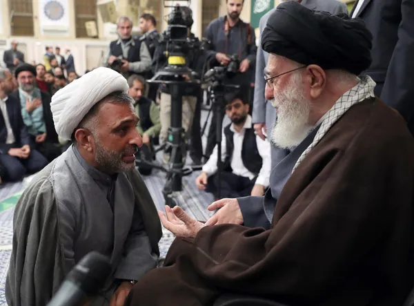 دیدار شاعران با رهبر انقلاب برگزار شد | آیت الله خامنه‌ای: شعر فارسی در جنگ رسانه ای، کم‌نظیر و قدرتمند است + فیلم و عکس