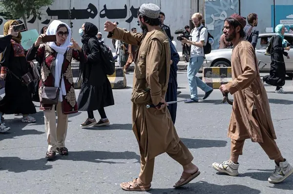 تنها میان طالبان + عکس