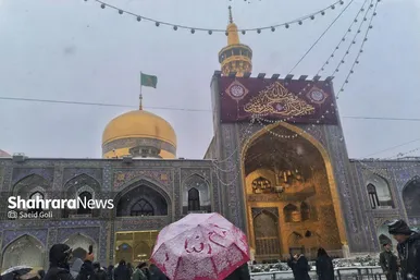 گزارش تصویری | یک روز برفی در حرم مطهر امام رضا(ع) - ۲۱ بهمن ۱۴۰۳