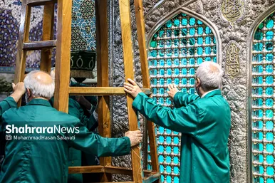 آیین تعویض گل‌های ضریح مطهر رضوی