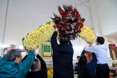 گل آرایی حرم مطهر رضوی در آستانه میلاد امام رضا (ع)