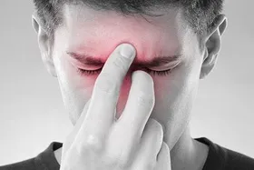 چه عواملی زمینه&zwnj;ساز انسداد سینوس&zwnj;ها و ایجاد بیماری سینوزیت می&zwnj;شوند؟