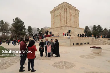 حضور گردشگران در آرامگاه فردوسی در نوروز ۱۴۰۱