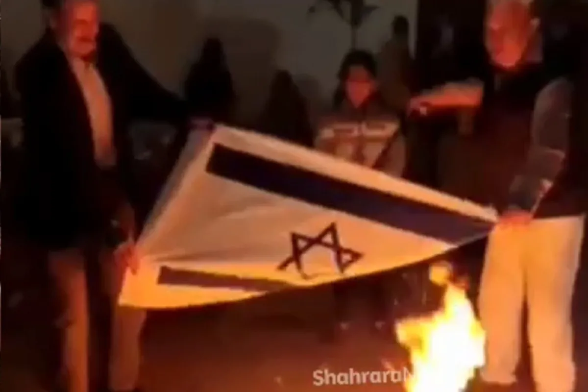 ویدئو | جشن چهارشنبه سوری با آتش زدن پرچم اسرائیل در مشهد