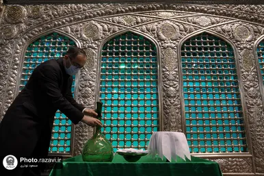 غبارروبی ضریح مطهر رضوی به مناسبت دهه کرامت