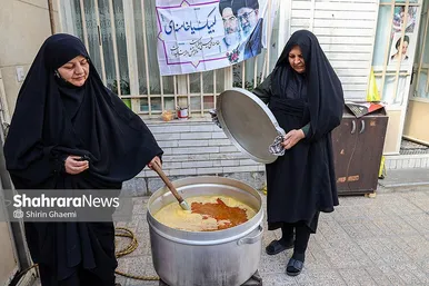 گزارش تصویری | بانوان مشهدی برای مردم حاضر در خیابان ها غذای نذری می پزند