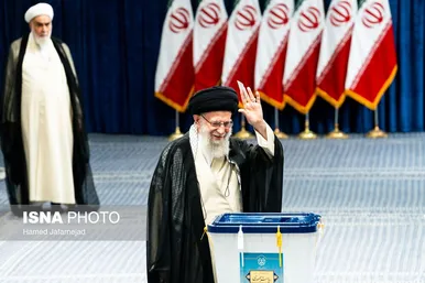 عکس‌هایی از حضور رهبر معظم انقلاب در شعبه اخذ رأی چهاردهمین انتخابات ریاست‌جمهوری