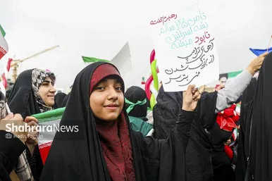 گزارش تصویری |نسل امروز، قلم به دست؛ راهپیمایی ۲۲ بهمن به روایت دست‌های کوچک و آرزوهای بزرگ
