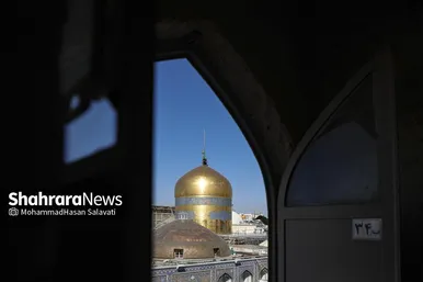 گزارش تصویری | تعویض پرچم گنبد حرم مطهر رضوی به مناسبت میلاد امام رضا(ع)