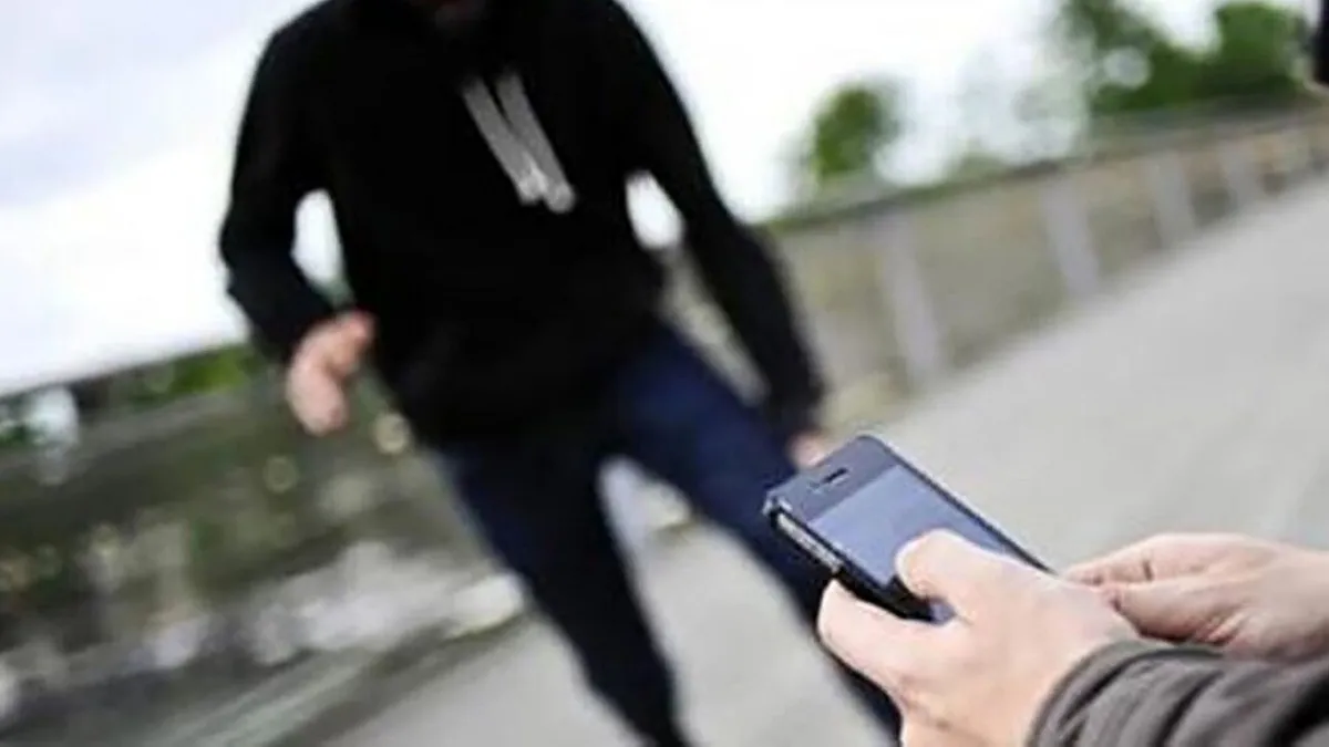 ویدئو| صحنه عجیب سرقت همزمان ۲ موبایل در مشهد
