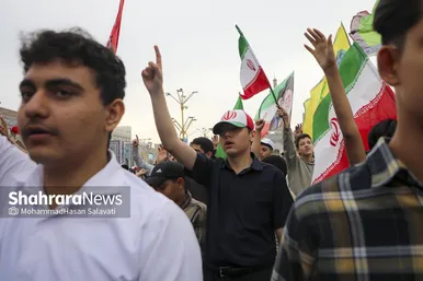 گزارش تصویری | اجتماع بزرگ «مشت‌های گره‌کرده» در حرم مطهر رضوی