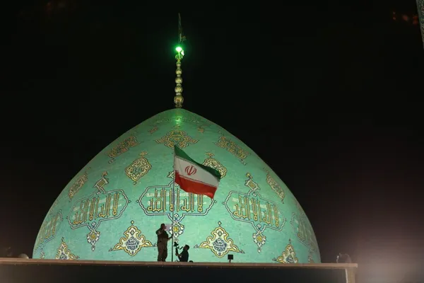 برافراشته شدن پرچم ایران در مسجد جمکران + تصاویر