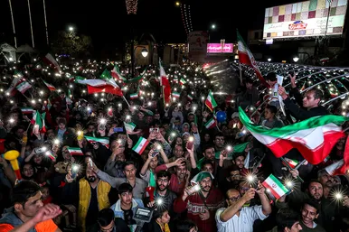شادی مردم مشهد بعد از برد تیم ملی ایران 2