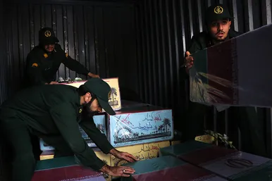 استقبال از پیکر مطهر ۱۲ شهید گمنام دفاع مقدس در فرودگاه هاشمی نژاد مشهد